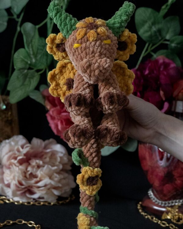 Dragonnet fleuri dans son oeuf