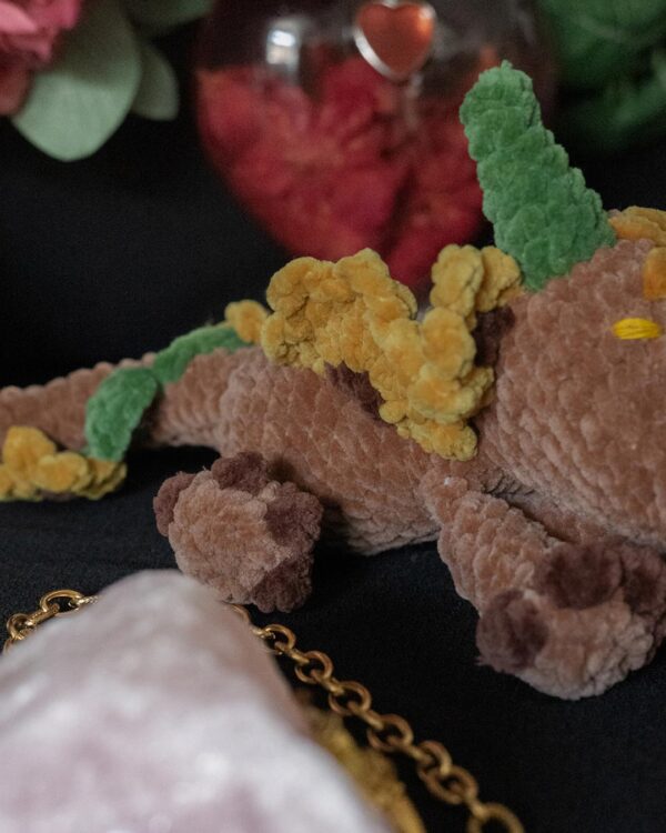 Dragonnet fleuri dans son oeuf