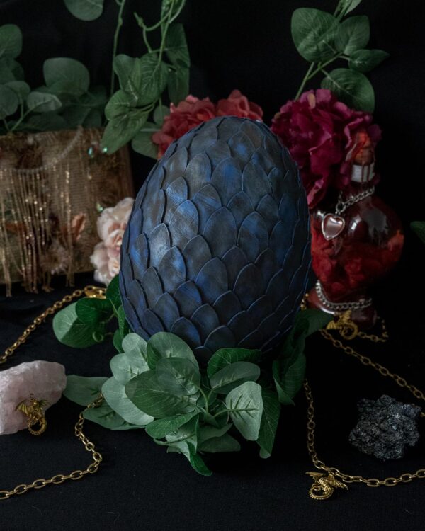Dragonnet fleuri dans son oeuf